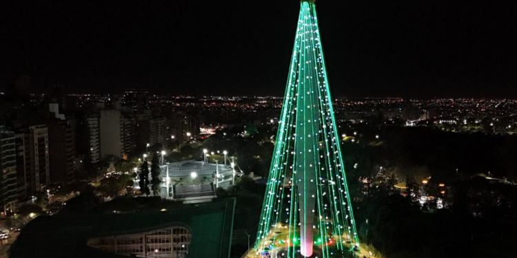 Encendieron el árbol de Navidad en el Faro del Bicentenario