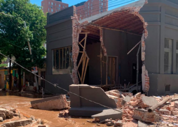 Se derrumbó una casa en barrio Güemes por la rotura de un caño de agua
