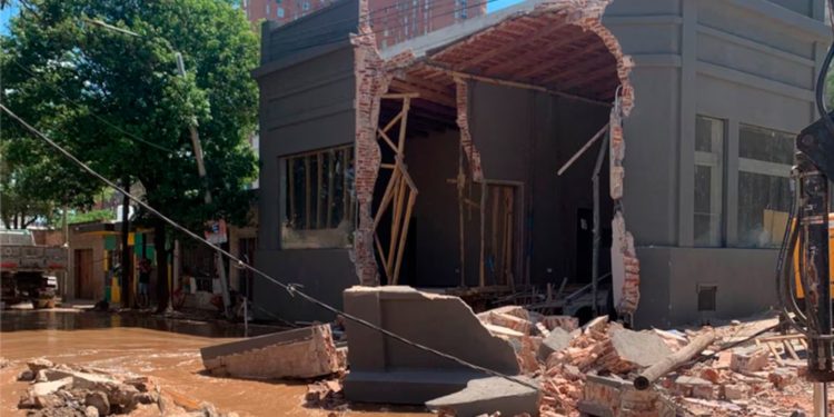 Se derrumbó una casa en barrio Güemes por la rotura de un caño de agua