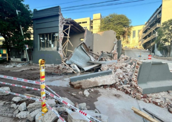 Inició la demolición de la casona que se derrumbó por el colapso de un caño