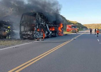 Se incendió un colectivo con 36 pasajeros en el Camino de las Altas Cumbres