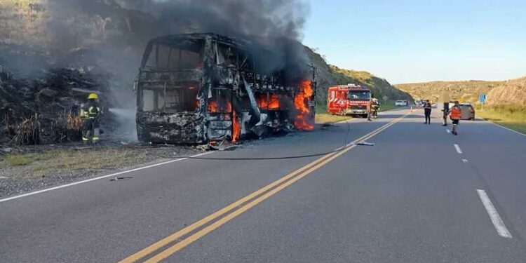 Se incendió un colectivo con 36 pasajeros en el Camino de las Altas Cumbres