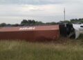 Un camión que transportaba clavos volcó en Río Segundo