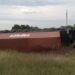 Un camión que transportaba clavos volcó en Río Segundo