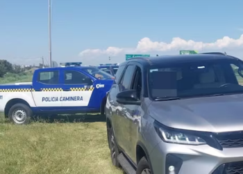 Dos policías de la Caminera fueron golpeados por un conductor multado debido al exceso de velocidad