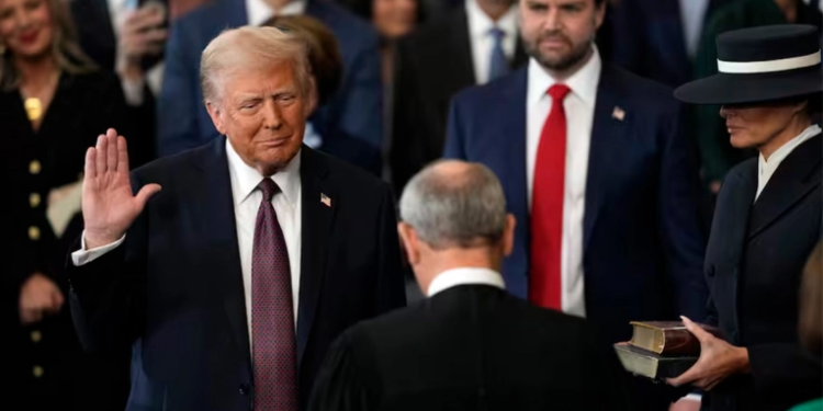 Trump revirtió 80 medidas de Biden y cumplió algunas promesas de campaña