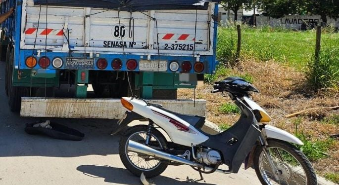 Un motociclista perdió la vida tras impactar con el acoplado de un camión