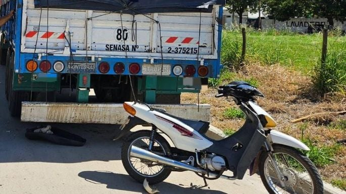 Un motociclista perdió la vida tras impactar con el acoplado de un camión