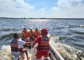 Rescataron a tres personas tras el hundimiento de un velero