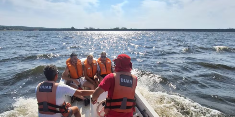 Rescataron a tres personas tras el hundimiento de un velero