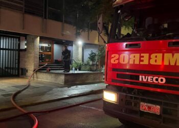 Un incendio se desató en el octavo piso de un edificio en Córdoba