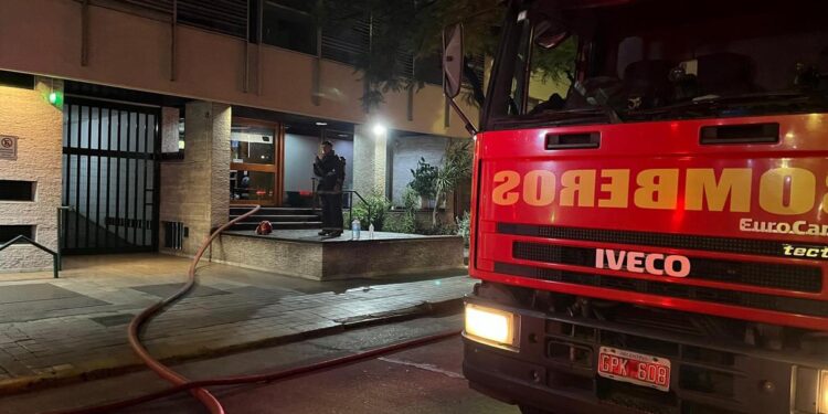 Un incendio se desató en el octavo piso de un edificio en Córdoba