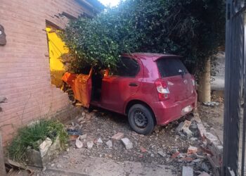 Un joven perdió el control de su vehículo y terminó incrustado en una vivienda