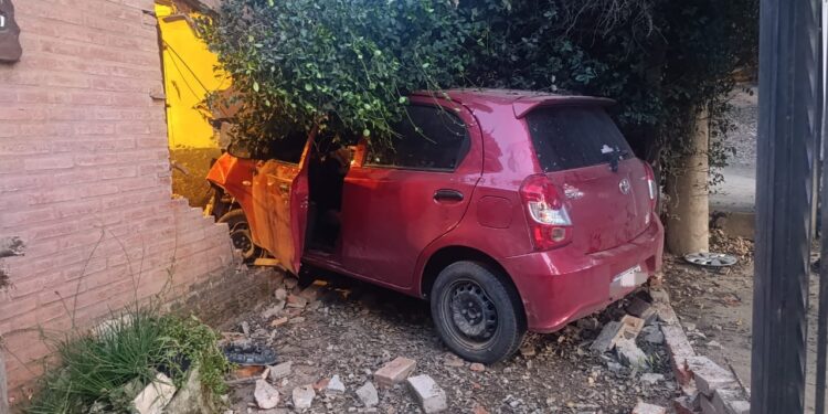 Un joven perdió el control de su vehículo y terminó incrustado en una vivienda