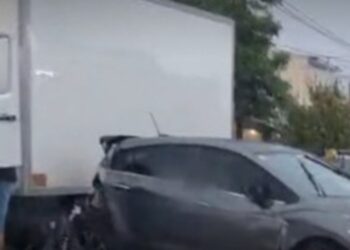 Un accidente vial entre un auto y un camión ocasionó demoras en el tránsito