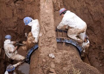 Concluyó la reparación de un caño maestro sobre avenida Gandhi