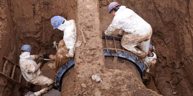 Concluyó la reparación de un caño maestro sobre avenida Gandhi