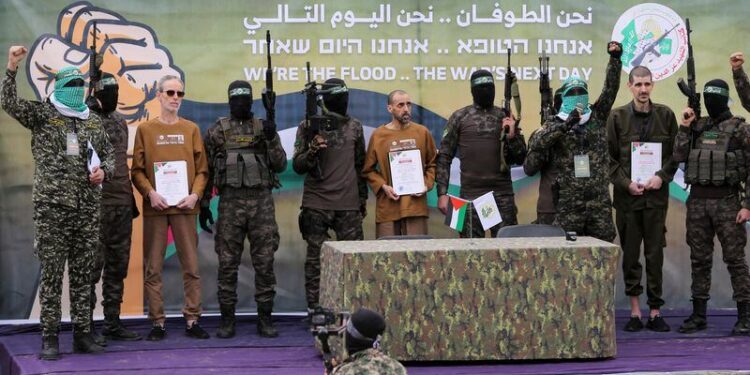 Hamás entregará seis rehenes vivos y cuatro muertos