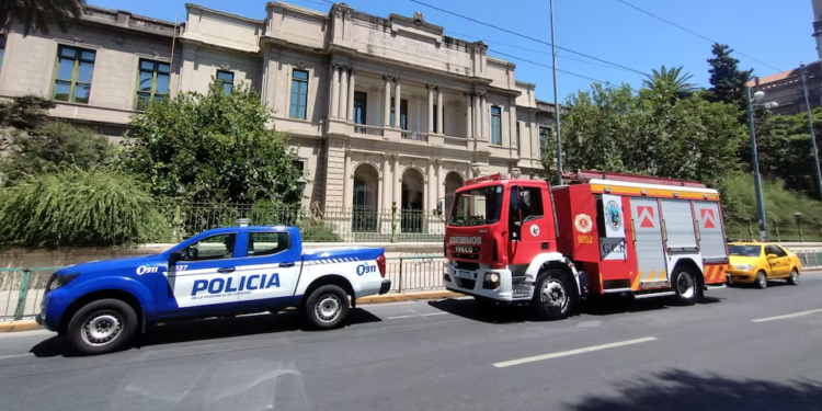 Controlaron un incendio en el colegio Alejandro Carbó