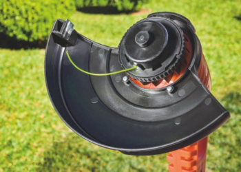 Una mujer murió electrocutada con una bordeadora