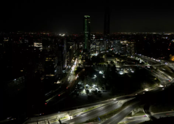 La electricidad comienza a regresar tras el apagón masivo en Chile