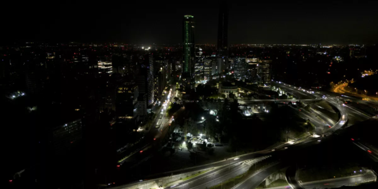 La electricidad comienza a regresar tras el apagón masivo en Chile