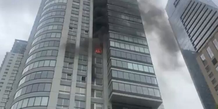 Un gran incendio se desató en una torre de Puerto Madero