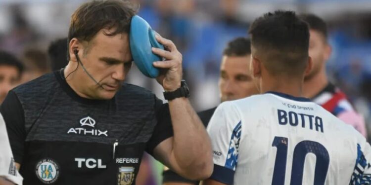 El partido entre Godoy Cruz y Talleres fue suspendido anoche por agresión al juez de línea