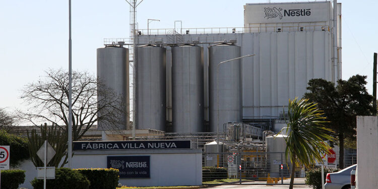 Nestlé paraliza su planta en Villa Nueva por un mes