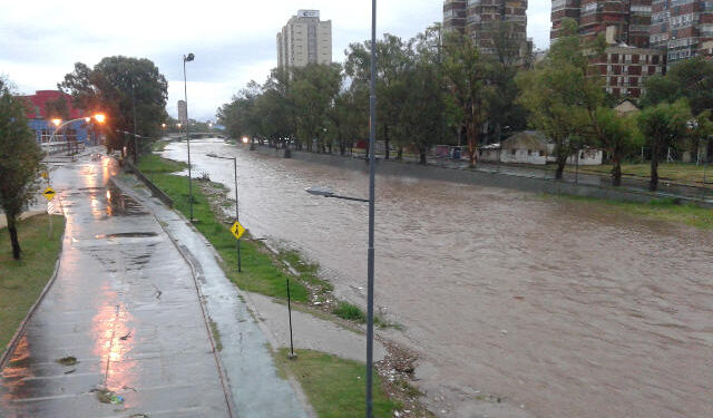 Corte total en Costanera por la crecida del Río Suquía