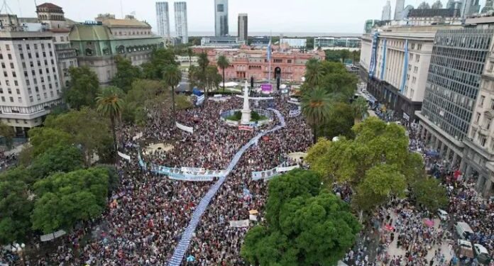 Hubo una masiva marcha por el Día de la Memoria en Buenos Aires