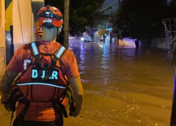 Lluvia torrencial: rescataron a un niño que era arrastrado por la corriente