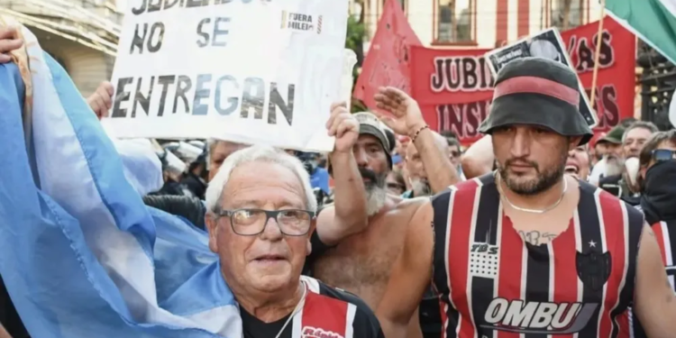 El Gobierno anticipó que quienes provoquen "disturbios" en la marcha de jubilados no podrán entrar a las canchas
