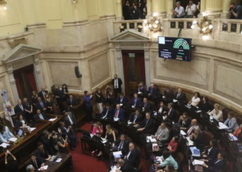 En un clima tenso, sesiona la Cámara de Diputados para tratar el DNU sobre el FMI