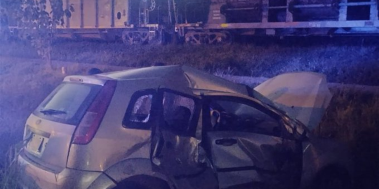 Siniestro vial: un auto colisionó con un tren de carga