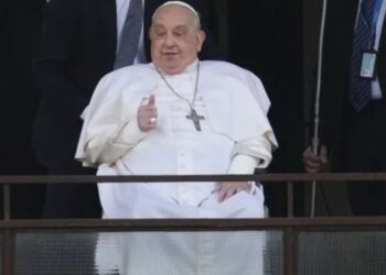 El papa Francisco recibió el alta y saludó a los fieles