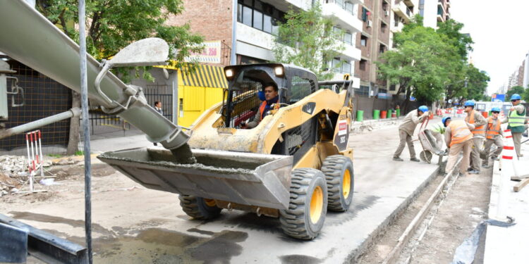 Hormigonan el contrapiso del cantero central de Avenida Maipú