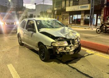 Un joven chocó una moto y huyó: su padre lo entregó a la policía