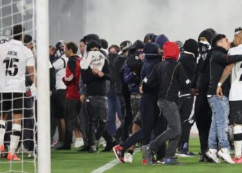 Dos hinchas de 13 y 18 años murieron en una avalancha previo al partido Colo Colo vs Fortaleza