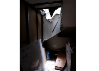 Cedió el piso de un local y una empleada cayó al subsuelo