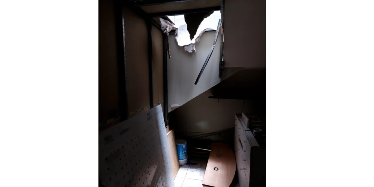 Cedió el piso de un local y una empleada cayó al subsuelo