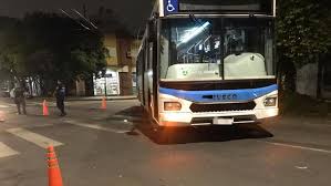 Una joven con traumatismo de cráneo tras ser embestida por un trolebús en Córdoba
