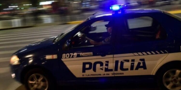 Detuvieron a un hombre que tenía pedido de captura tras empujar a un policía de un techo