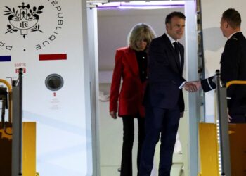 Escándalo en Francia por el cachetazo que recibió Macron de Brigitte, su esposa