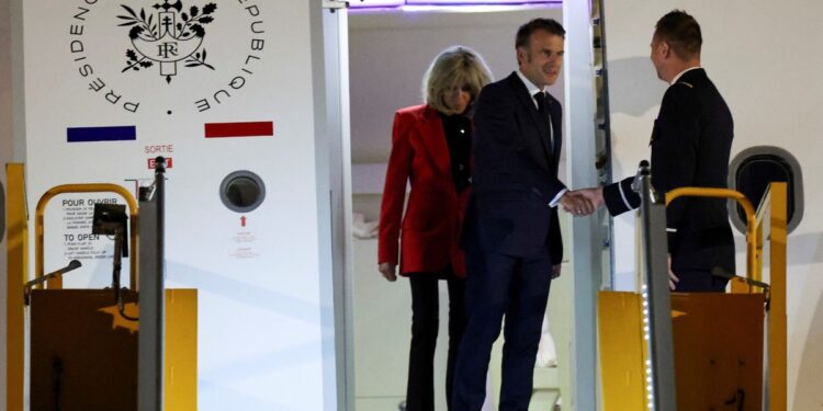 Escándalo en Francia por el cachetazo que recibió Macron de Brigitte, su esposa