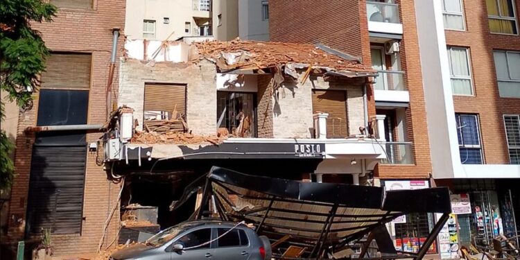 Derrumbe fatal: cortan el tránsito en ambas manos de bulevar San Juan