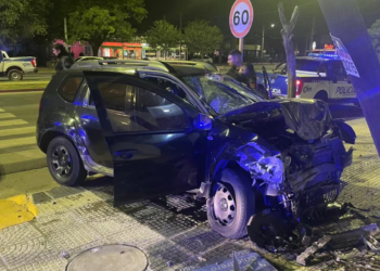 Tres jóvenes intentaban huir de un control policial y se estrellaron contra un poste del alumbrado
