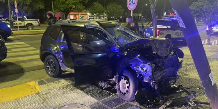 Tres jóvenes intentaban huir de un control policial y se estrellaron contra un poste del alumbrado