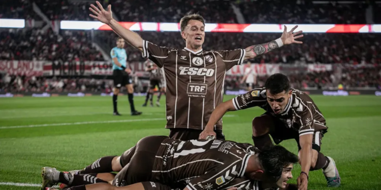 Platense eliminó a River por penales en el Monumental
