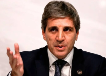 Luis "Toto" Caputo diserta en la Bolsa de Comercio de Córdoba